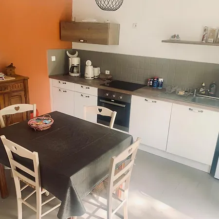 Maison 2 Chambres- Grand Jardin-wifi - Au Coeur Du Village -visites- Conciergerie J&n *